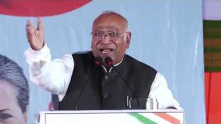 कांग्रेस अध्यक्ष मल्लिकार्जुन खड़गे बोले : गंगा में डुबकी लगाने से ग़रीबी दूर होती है क्या