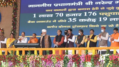 PM MODI IN VARANASI : गाय कुछ लोगों के लिए गुनाह हो सकती है, हमारे लिए गाय, माता है, पूजनीय है: मोदी