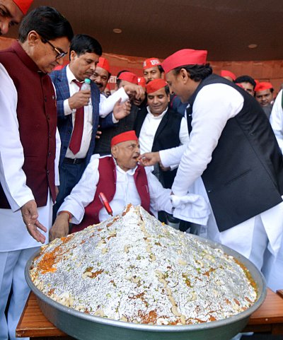 हर्षाेल्लास के साथ मनाया गया मुलायम का 83वां जन्मदिन, लखनऊ में 83 किलो का काटा गया केक