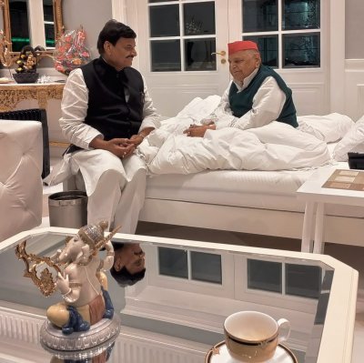 प्रसपा कार्यकर्ताओं ने धूमधाम से मनाया नेताजी का जन्मदिन, शिवपाल ने लिया आर्शीवाद