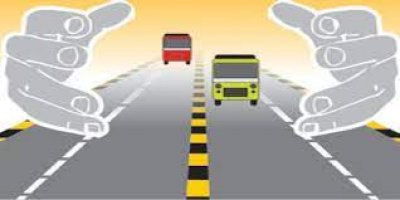 आगरा एक्सप्रेस वे पर देर रात बस पलटी, 47 घायलों को लोकबंधु अस्पताल लाया गया