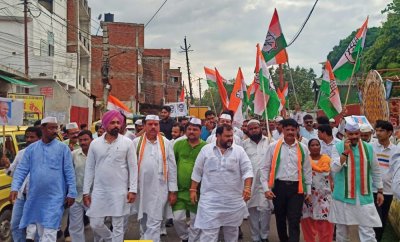 LUCKNOW में निकली कांग्रेस की तिरंगा यात्रा, कहा : जिनकी विचारधारा तिरंगे को नमन की नहीं वह देश भक्ति मत सिखाये