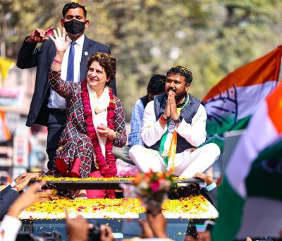 PRIYANKA GANDHI लखनऊ में कर रही हैं डोर टू डोर जनसंपर्क, देखिए LIVE