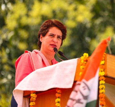 BARABANKI में डोर टू डोर जनसंपर्क करती PRIYANKA GANDHI, देखिए LIVE