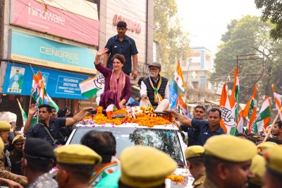 PRAYAGRAJ में डोर टू डोर जनसंपर्क करती PRIYANKA GANDHI, LIVE देखिए
