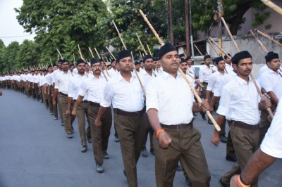 स्वयंसेवकों ने शहर के प्रमुख मार्गों से निकाला पथ संचलन