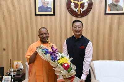सिंगापुर के राजदूत से मुलाक़ात करते CM YOGI