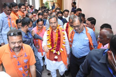 Dinesh Sharma ने कहा : जनता ने विपक्ष के परिवारवाद जातिवाद अपराधवाद क्षेत्रवाद पर चलाया वोट का बुल्डोजर