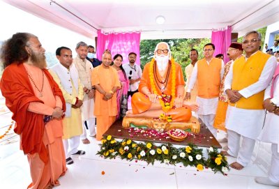 CM YOGI ने उत्तराखण्ड में महंत अवेद्यनाथ जी महाराज की प्रतिमा का किया अनावरण, गुरुजनों को किया सम्मानित