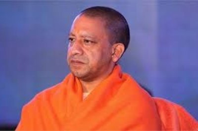 VARANASI में CM YOGI ने फ्लीट रोककर एंबुलेंस को दिया रास्ता, महिला को भेजवाया अस्पताल