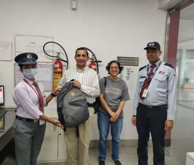 लखनऊ : मेट्रो यात्री के छूटे 4000 डॉलर, एप्पल लैपटॉप, 2 पासपोर्ट एवं 6800 रुपये लौटाए