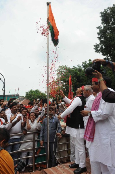 अखिलेश ने सपा मुख्यालय पर किया झंडारोहण, बोले सŸाा में आने पर अग्निवीर योजना पूरी तरह खत्म कर दी जाएगी