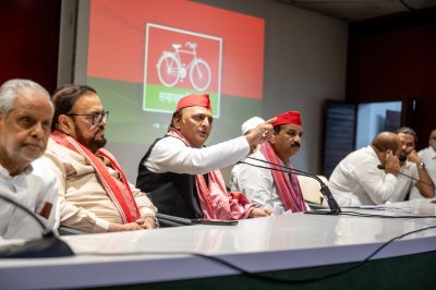 AKHILESH ने कार्यकर्ताओं का किया आवाह्न, बोले 2027 में पूरी सावधानी से भाजपा का मुकाबला करना है