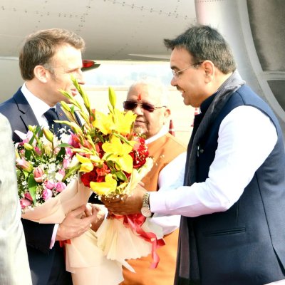 Emmanuel Macron India Visit : फ्रांसीसी राष्ट्रपति इमैनुएल मैक्रॉन पहुंचे जयपुर, राजस्थान के राज्यपाल और सीएम ने एयरपोर्ट पर किया स्वागत