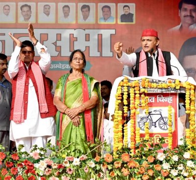कटेहरी की चुनावी जनसभा में AKHILESH बोले : मुख्यमंत्री समाज में नफरत का बारूद बिछा रहे हैं