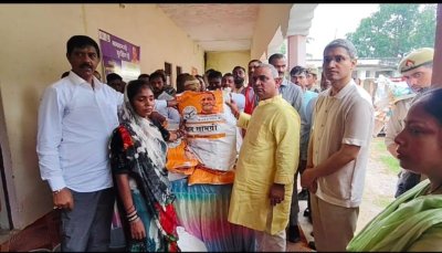 FATEHPUR NEWS : प्रभारी मंत्री ने बाढ़ प्रभावित क्षेत्र का किया दौरा, बांटी राहत सामग्री : बाढ़ पीड़ितों ने मांगा सौ मीटर का पक्का ऊंचा रास्ता व पक्का डैम्प