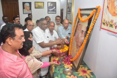 पूर्व मुख्यमंत्री बाबू बनारसी दास को 40वीं पुण्यतिथि पर दी गई श्रद्धांजलि, सुपौत्र विराज बोले : बीबीडी परिवार उनके सपनों को साकार करने की दिशा में अग्रसर