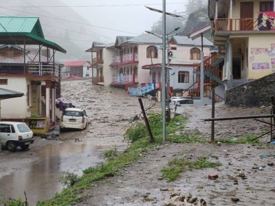 उत्तराखंड के धराली गांव में बादल फटा, सैलाब में बह गए कई घर