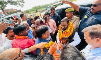 Swami Prasad Maurya : रायबरेली में स्वागत के दौरान एक युवक ने पूर्व मंत्री स्वामी प्रसाद मौर्या को जड़ा थप्पड़