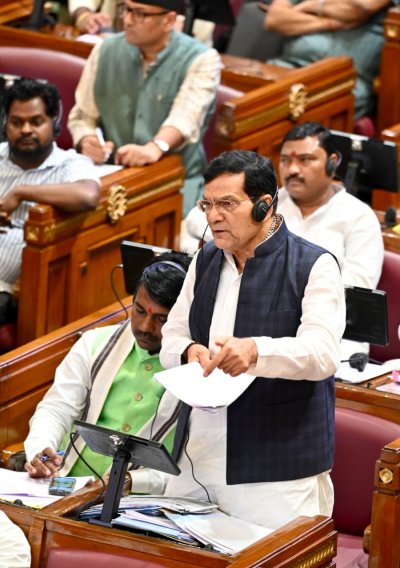 UP VIDHANSABHA : सपा विधायक के बयानों पर ऊर्जा मंत्री का करारा जवाब, बोले: पूरे प्रदेश में बिजली माफियाओं के खिलाफ यह सख्ती जारी रहेगी