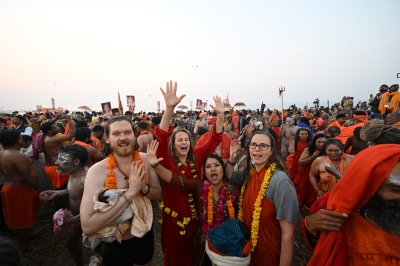 भारतीय संस्कृति के रंग में रंगे विदेशी श्रद्धालु