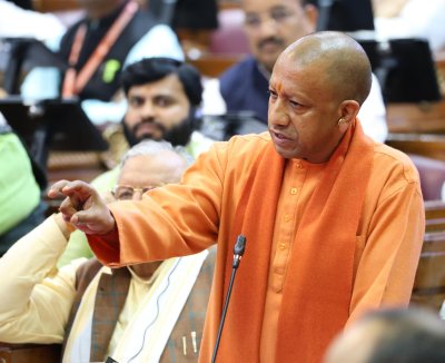 UP VIDHANSABHA में CM YOGI ने कहा : बड़ा हसीन है इनकी जुबान का जादू, लगाकर के आग बहारों की बात करते हैं