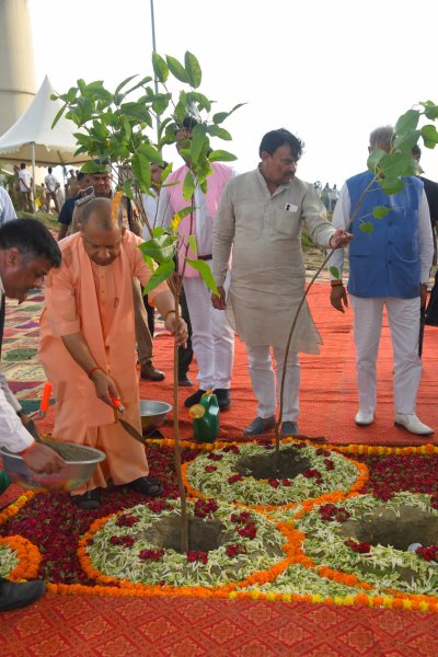 योगी सरकार ने रचा इतिहास, अब तक सर्वाधिक पौधरोपण का कीर्तिमान : यूपी में एक दिन में 37,21,40,925 पौधे रोपे गये