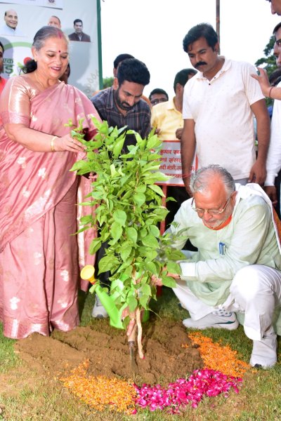 वित्त मंत्री ने लगाया बेल का पौधा, बोले : यह अभियान माँ के प्रति श्रद्धा व्यक्त करने का अनूठा प्रयास