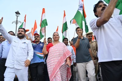 स्वच्छता में देश में तीसरा स्थान पाने पर नगर निगम लखनऊ द्वारा निकाली गई भव्य तिरंगा यात्रा, महापौर ने जनता को कहा धन्यवाद