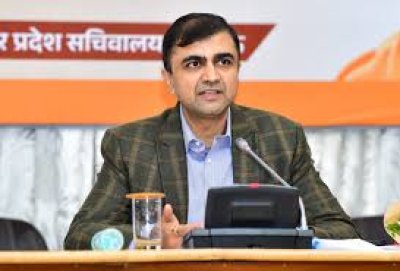 योगी सरकार का बड़ा एक्शन :: लखनऊ के DM रहे IAS अभिषेक प्रकाश को भ्रष्टाचार के आरोप में किया निलंबित