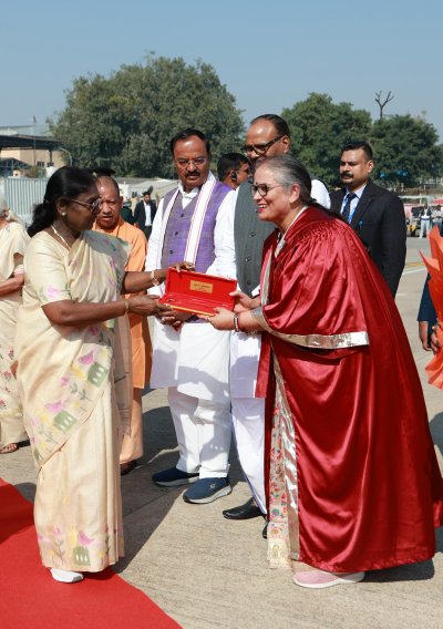 राष्ट्रपति के लखनऊ आगमन पर महापौर ने सौंपी नगर की चाभी