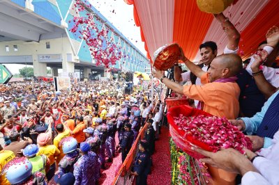 भोलेनाथ के भक्तों पर सीएम योगी ने की श्रद्धा की पुष्पवर्षा