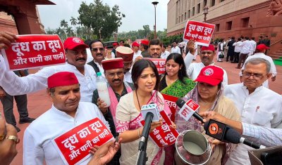 एफसीआरए बिल से एनजीओ और अल्पसंख्यक संस्थाओं पर दबाव बनाना चाहती है सरकार: डिंपल यादव