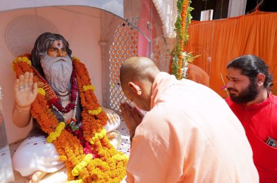 अयोध्या पहुंचे सीएम योगी, परमहंस रामचंद्र दास महाराज की पुण्यतिथि पर अर्पित की श्रद्धांजलि