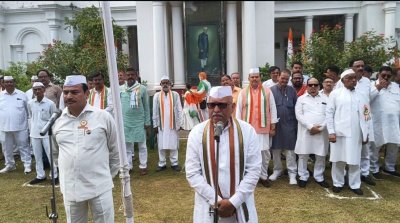 अजय राय ने कांग्रेस मुख्यालय में फहराया तिरंगा, देश की एकता-अखंडता बनाए रखने का लिया संकल्प