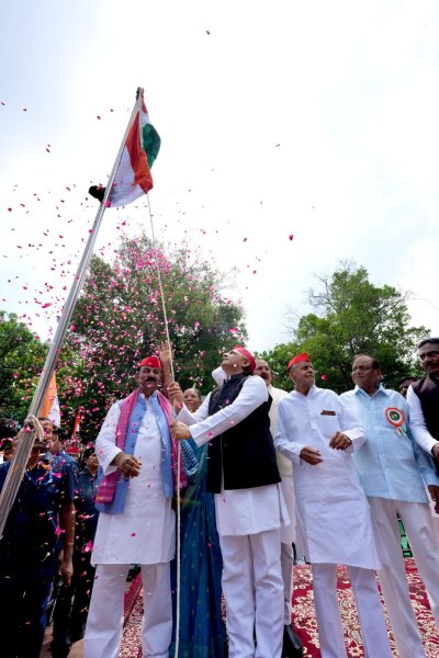 अखिलेश यादव ने फहराया तिरंगा, बोले- संविधान से ही स्वाधीनता है