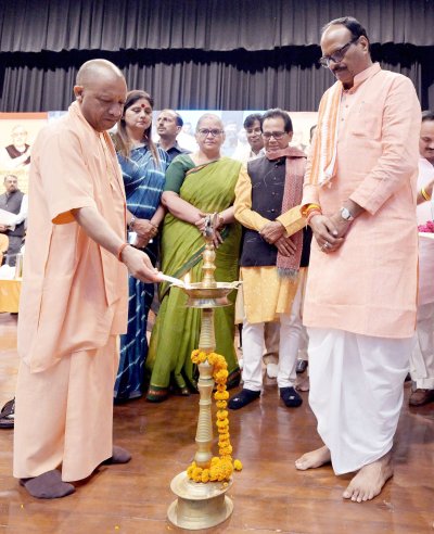 अटल जी ने निष्कलंक और निष्कपट राजनीति को आगे बढ़ाया, राष्ट्रहित हमेशा रहा सर्वोपरि : सीएम योगी