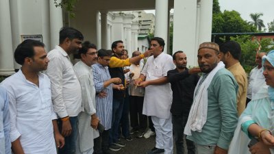 तीन साल पूरे होने पर कांग्रेसियों ने मनाया जश्न, अजय राय को दी बधाई