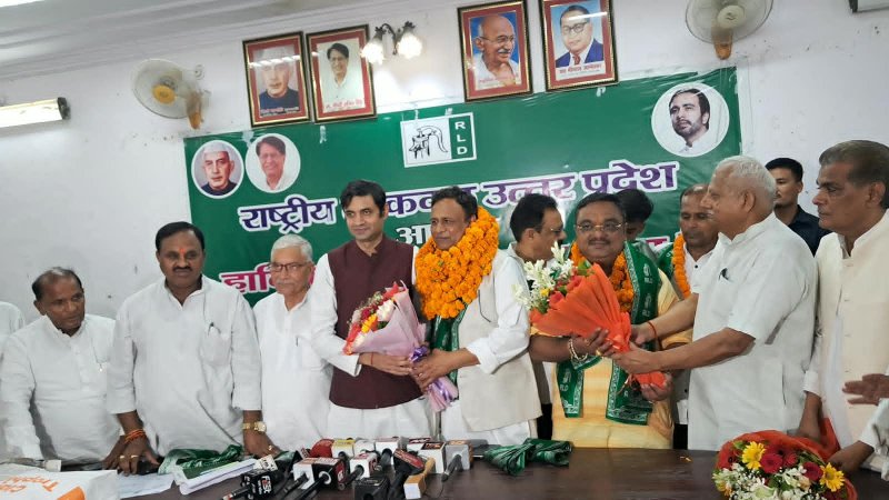 रालोद में आजमगढ़-मेरठ के सैकड़ों समर्थक शामिल, संगठन को मिलेगी नई ताकत