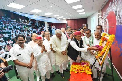 बीपी मंडल की जयंती पर अखिलेश यादव का भाजपा पर हमला, बोले- लोकतंत्र, संविधान और आरक्षण के लिए खतरा है भाजपा