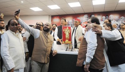 पूर्व विधायक के.के. शर्मा ने अपने साथियों संग सपा की ली सदस्यता