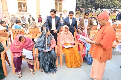 गोरखनाथ मंदिर में मुख्यमंत्री ने किया जनता दर्शन का आयोजन, करीब 150 लोगों से मुलाकात कर सुनीं समस्याएं