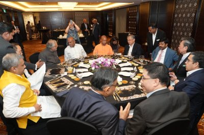 मुख्यमंत्री योगी आदित्यनाथ की सिंगापुर यात्रा का दूसरा दिन : सिंगापुर के उप-प्रधानमंत्री व गृह मंत्री से मिले सीएम योगी