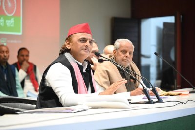 Akhilesh Yadav बोले : फर्जी वोट बनवाने वालों, अधिकारियों और कर्मचारियों के खिलाफ FIR दर्ज करायी जायेगी
