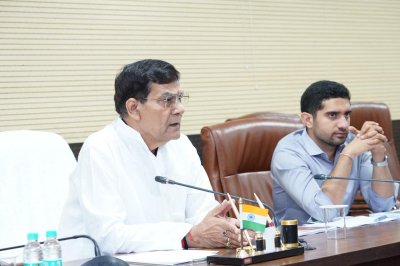 वाराणसी में नगर विकास सौर ऊर्जा विभाग की समीक्षा बैठक संपन्न, मंत्री एके शर्मा ने दिए कड़े निर्देश