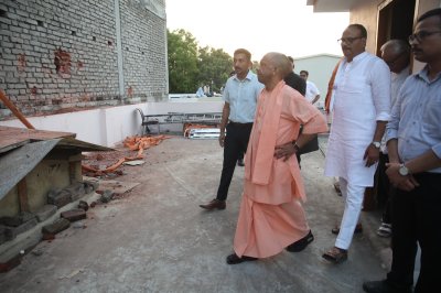 अलीगढ़ से सीधे घटनास्थल और अस्पताल पहुंचे सीएम योगी, हाईलेवल मीटिंग के बाद ताबड़तोड़ एक्शन