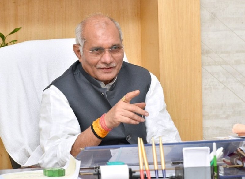 UP के पशुधन मंत्री ने दी होली की शुभकामनाएं, होलिका दहन में गाय के गोबर से निर्मित गौ काष्ठ प्रयोग करने की अपील