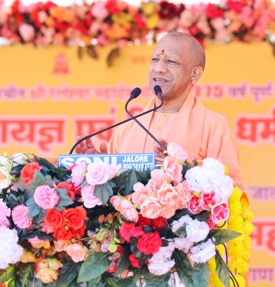 बच्चों को रोने और नाराज होने दें, लेकिन स्मार्टफोन कतई न दें : योगी आदित्यनाथ