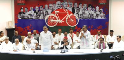 सपा में शामिल हुए आकाश अग्रवाल और संजयन त्रिपाठी, अखिलेश ने दोनों को बनाया एमएलसी प्रत्याशी