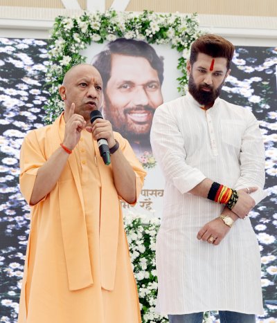 पासवान के सम्मान पर यूपी से बड़ा संदेश, बोले योगी: दलितों-वंचितों की आवाज थे रामविलास